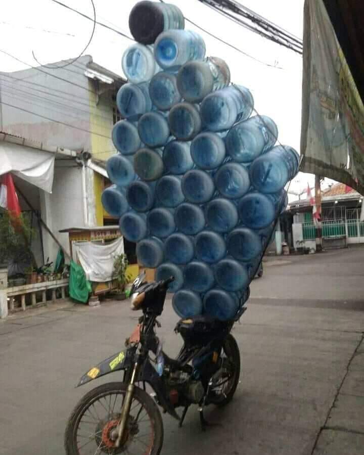 Potret kocak bawa tumpukan barang dengan menggunakan motor ini bikin geleng-geleng kepala